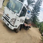 Grúa en Cali trasladando carro varado en vía rural