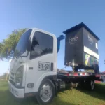 Servicio de grúa en Cali transportando remolque comercial Oasis Cocktails