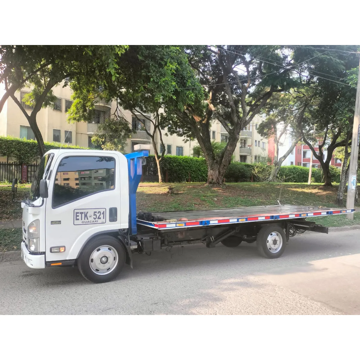 Grúa plataforma vacía lista para servicio en Cali, Colombia